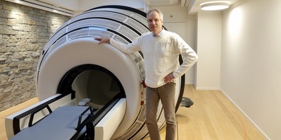 PD Dr. Dr. Andreas Mack vor dem ZAP-X-Gerät am Swiss Neuro Radiosurgery Center in Zürich
