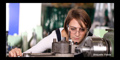Eine Frau an ihrem Arbeitsplatz in der Maschinenindustrie.