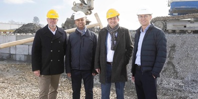 Bildlegende (v. l. n. r.): Edwin van Velzen, VP Development Delivery & Construction EMEA Vantage Data Centers, Jean-Philippe Pinto, Gemeindepräsident Volketswil, Jörg Wild, CEO Energie 360°, Matthias Möller, Abteilungsleiter Energie Baudirektion Kanton Zürich