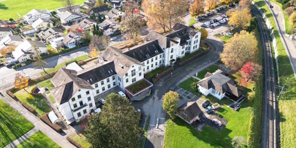 Die Liegenschaft des nun als Asylzentrum genutzten früheren Pflegezentrums Linthgebiet wurde per 6. Januar 2025 an die Gemeinde Uznach verkauft.