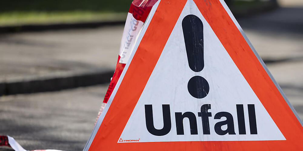 In Schaffhausen ist am Donnerstagabend ein Autofahrer mit einem Lastenrad kollidiert und entfernte sich laut Polizei von der Unfallstelle. (Archivbild)