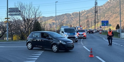 Eine Lenkerin wollte von der Tschachenstrasse nach links in die Schäniserstrasse einbiegen und übersah dabei ein von links kommendes Auto