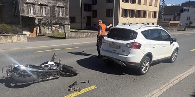Bei der Auffahrkollision zwischen einem Motorrad und einem Auto auf der Zürcherstrasse in Uznach entstanden mehrere tausend Franken Sachschaden.