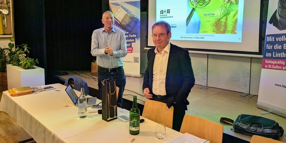 FDP-Präsident Michael Knoepfel (l.) bedankt sich bei Gemeindepräsident Félix Brunschwiler für den Vortrag zu den Gemeinde-Finanzen.