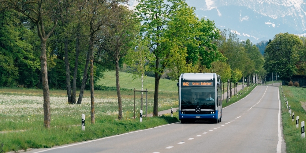 VZO-Elektrobus zwischen Oetwil am See und Uster. Im letzten Jahr stieg die VZO-Fahrgastzahl um 4,4 Prozent. (Symbolbild)