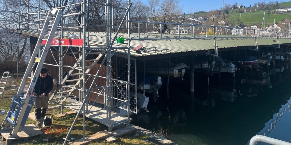 Die Schänner Firma EVS AG montiert zurzeit auf den Schmerkner Bootshallen eine Photovoltaik-Anlage, die im zweiten Quartal 2025 in Betrieb geht.