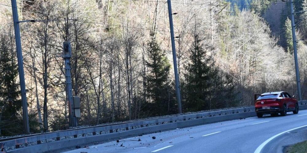 Der Motorradfahrer verstarb nach der Kollision mit einem Auto auf der Unfallstelle im Prättigau GR.