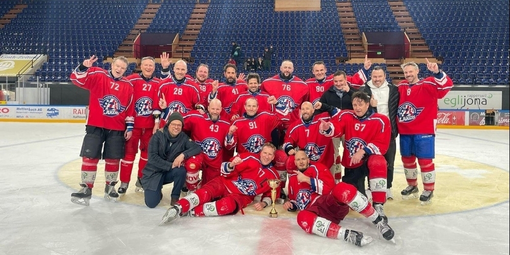 Die Veteranen holten sich den Pokal.