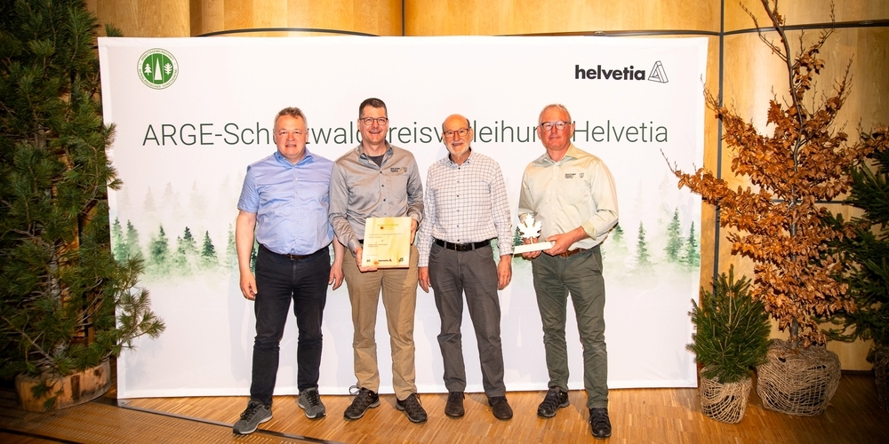 (v.l.) Vertreter des Projekts Schilt Kilian Looser, Gemeindepräsident Nesslau, Christof Gantner, Regionalförster, Ernst Aerne, pensionierter Revierförster und Thomas Abderhalden Revierförster nehmen die Auszeichnung entgegen.