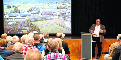 Michael Widrig präsentiert das Projekt Schulhausneubau in Tuggen.