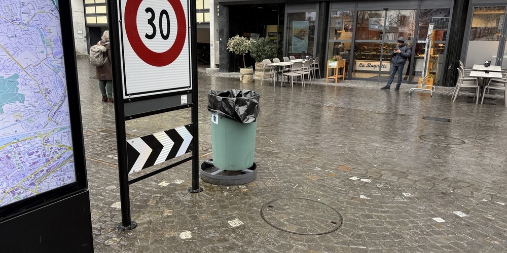 Der improvisierte Abfalleimer in der Aarauer Einkaufsmeile