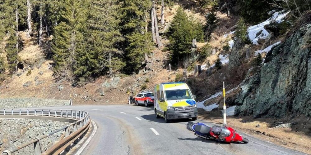 Ein Motorradfahrer wurde am Samstag bei einer Kollision auf der Julierstrasse mittelschwer verletzt.