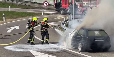 Die Feuerwhr Lachen beim Löschen des Autobrands am Samstagvormittag.