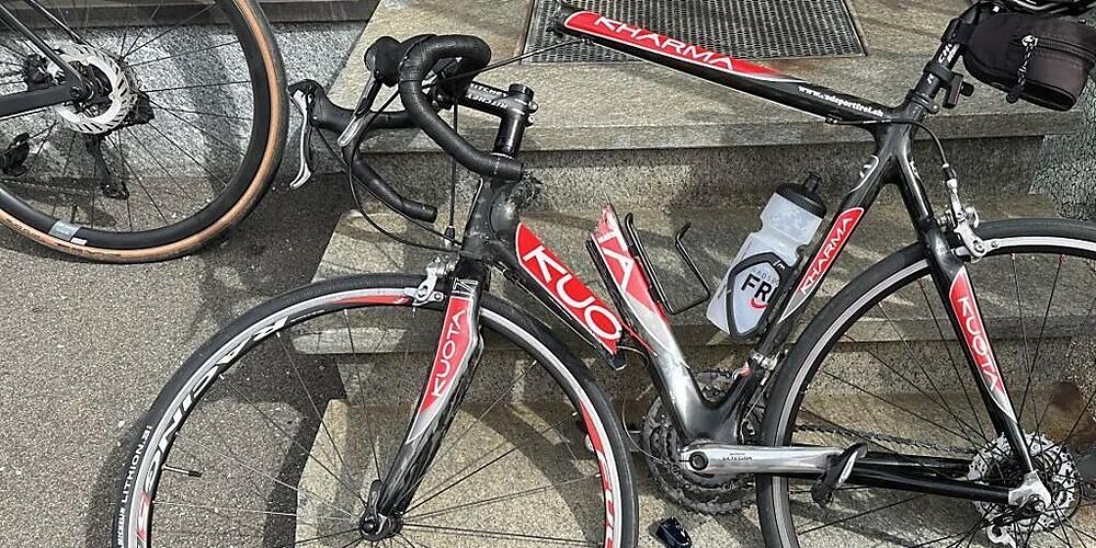 Das blieb vom Rennvelo nach der Kollision übrig.