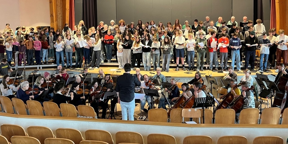 Rund 150 Musizierende an einer gemeinsame Probe.