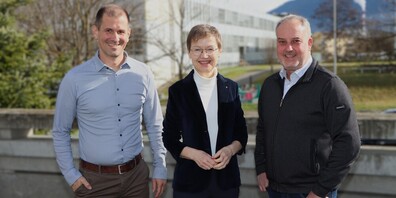 Brigitte Haas (M.) wirkte als Vertreterin der IHK Liechtenstein seit der Gründung des Vereins Hightech Campus Buchs im Vorstand mit. Ihr grosses Engagement wurde von Vereinspräsident Marco Thoma (l.) sowie dem Buchser Stadtpräsidenten und Vize-Präsidenten des Hightech Campus Buchs, Rolf Pfeiffer (r.), gewürdigt und verdankt
