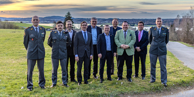 (v. l.) Brigadier René Baumann, Hauptmann und Kantonsrat Lukas-Fritz Hüppin, Kantonsratspräsident Max Helbling, Nationalrat Heinz Theiler, Ständerat Pirmin Schwander, Nationalrat Roman Bürgi, SVP-Präsident und Nationalrat Marcel Dettling, Regierungsrat Xaver Schuler, Gemeindepräsident Wangen Christian Holenstein-Jutz und Präsident OGMH Oberst Thomas Kotur.