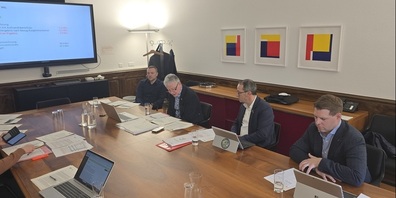 Medienkonferenz der Stadt Wil am 24. März 2025 mit v. l. Stephan Schüle (Leiter Finanzverwaltung Stadt Wil), Hans Mäder (Stadtpräsident), Andreas Breitenmoser (Stadtrat, Vorsteher Departement Versorgung und Energie) und Philipp Schöbi (Leiter Finanzen und Dienste TBW).