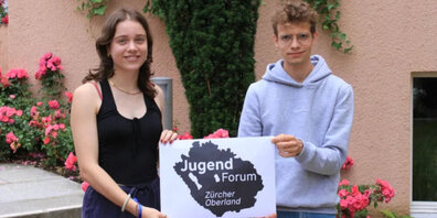 Lukas Adam (rechts) wurde als Präsident gewählt, die bisherige Co-Präsidentin Élodie Peter wurde verabschiedet. (Archivbild)