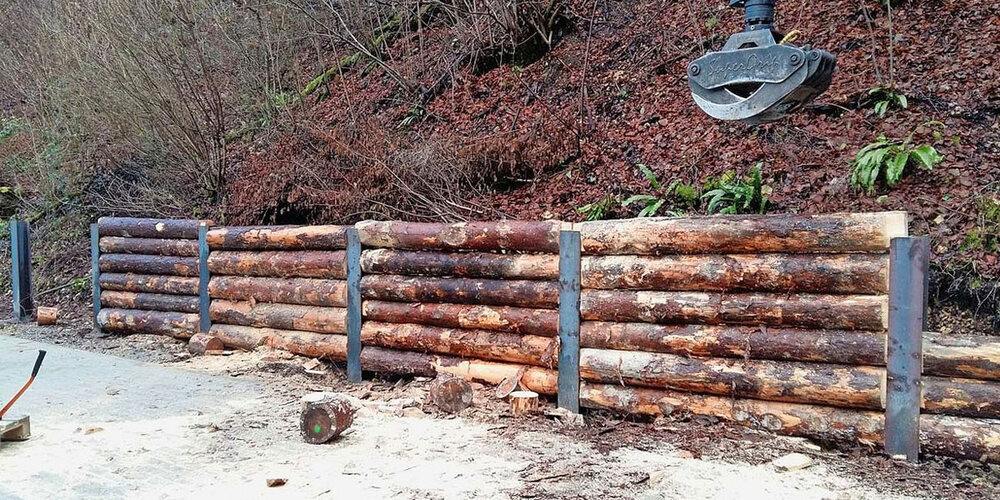 Neu angelegte Steinschlagschutzbaute aus Holz.
