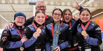 Der nächste Pokal für St.Gallen-Flims-Baden: Das Team von Alissa Rudolf (2. v.r.) gewinnt den Schweizer Meistertitel