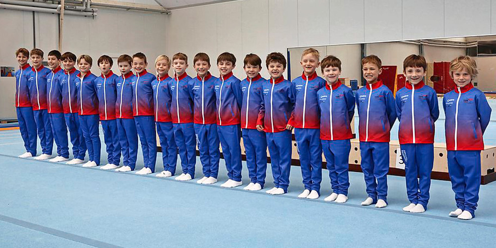 Die stolzen Jungturner in ihren neuen Trainingsanzügen.