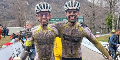 Die VCE-Junioren Sonam Federer (Schmerikon, l.) und Mike Frischknecht (St.Gallenkappel) fuhren im Schlamm-Rennen auf Rang 37 und 40.
