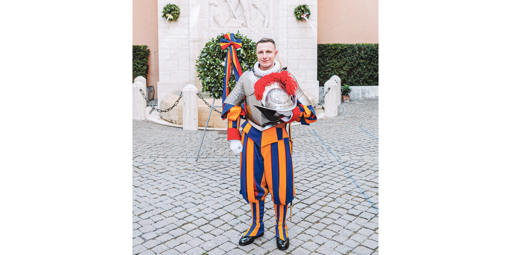 Jan Steinbeisser in der traditionellen farbenfrohen Uniform der Schweizergarde. Damit der Helm wie angegossen sitzt und rasch zur Verfügung steht, wird er mit einem 3D-Drucker hergestellt.