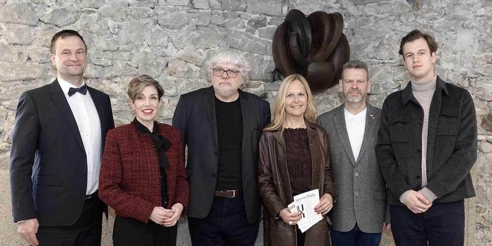 v.l. Piotr Kulikowski, Präsident Verein Freunde des Polenmuseums; Michaela Sprotte, Präsidentin Ortsgemeinde; Prof. Dr. hab. Jan Zieliński; Barbara Dillier, Stadtpräsidentin; Jaroslaw Pijarowski; Szamil Marcin Jachimczyk, Kurator. 