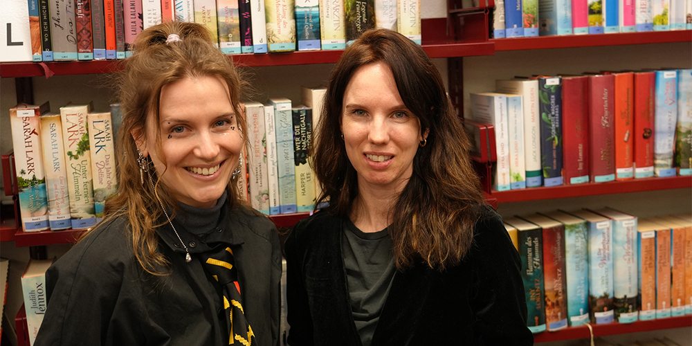 Geben Einblicke ins literarische Schaffen: Nadine Loop vom Buchladen Ragaz (links) mit der Autorin Lea Catrina.