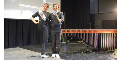Das Duo «Wooden Impact» bestehend aus Daniel Borak (l.) und Manuel Leuenberger verbinden in ihrer Performance Stepptanz und  Marimba Klänge.
