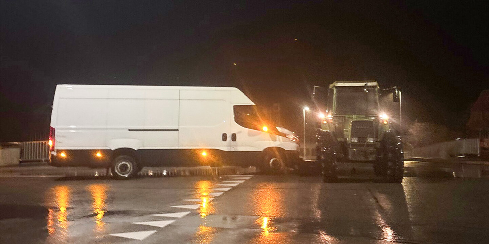 Ein Lieferwagen ist mit einem Traktor in Bargen zusammengestossen.