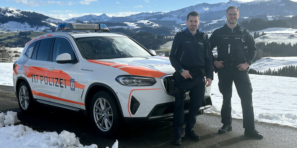 Der Stellvertreter des Regionenchefs Hinterland, Wachtmeister Michael Baumgartner, mit Polizeioberkommissaranwärter Felix Flieger auf Patrouille