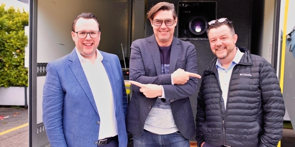 Der Regisseur Michael Steiner (Mitte) mit den beiden Autokino-Organisatoren Fabian Villiger (l.) und Christoph Kamber (r.).