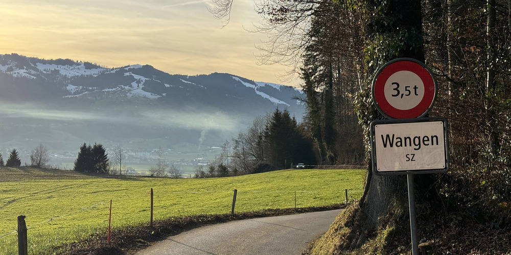 Schon von Weitem zu sehen: die Schwade über dem Holzheizkraftwerk Galgenen.