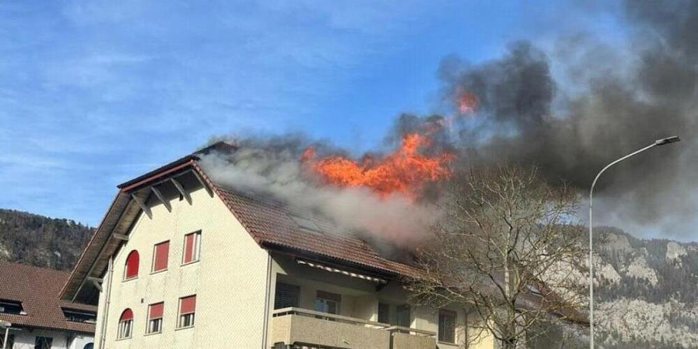 Nach dem Brand sind die Wohnungen in diesem Mehrfamilienhaus in Welschenrohr SO vorerst nicht mehr bewohnbar. (Archivbild)