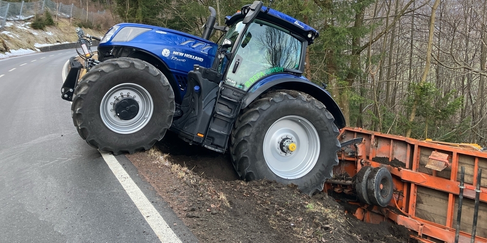 Beim Brämboden rutschte der Traktor mit Tiefgängeranhänger von der vereisten Strasse in den rechtsseitigen Abhang.