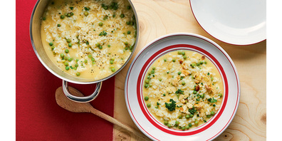 Da läuft einem das Wasser im Mund zusammen: Zitronen-Erbsen-­Risotto mit Mandeln. Yummi.