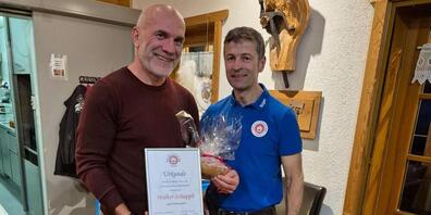 Präsident Roger Müller überreicht Walter Schuppli Jubiläums-Urkunde