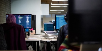 Arbeit am Bildschirm – Der Schutz personenbezogener Daten am Arbeitsplatz gewinnt durch neue Datenschutzregelungen an Bedeutung.