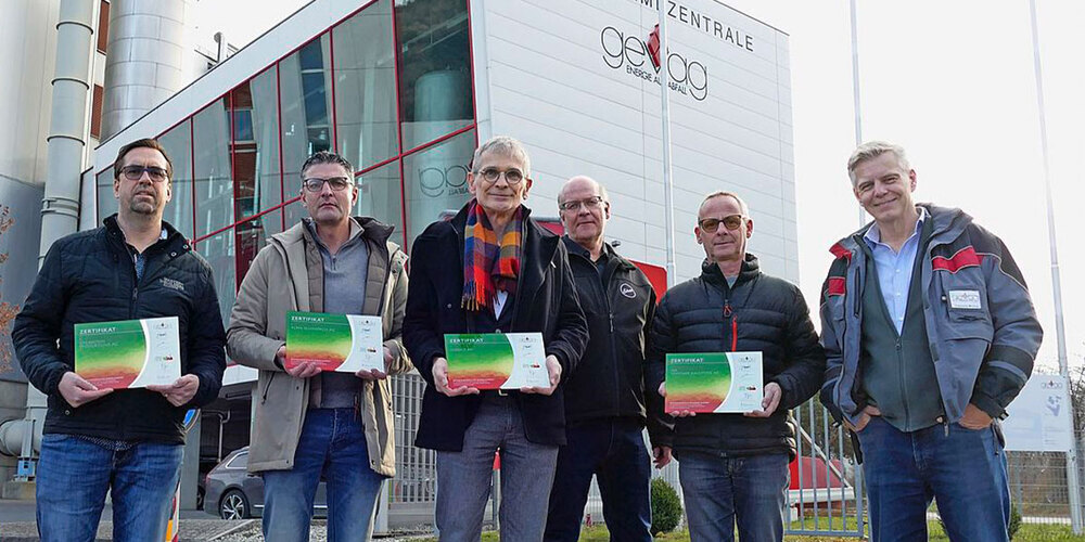 Mit Zertifikat (v.l.): Fredi Jäger (Creabeton Produktions AG), Michael Schneller (Albin Allenspach AG), Marc Eckold und Jürg Scholz  (Eckold AG), Sandro Buchli (Trimmisser Baustoffe AG) und François Boone (GEVAG).