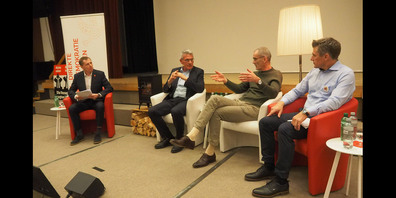 Josef Ender, Antoine Chaix und Pirmins Schwander (v.r.) diskutierten unter der Leitung von Roland Bühlmann (ganz links).