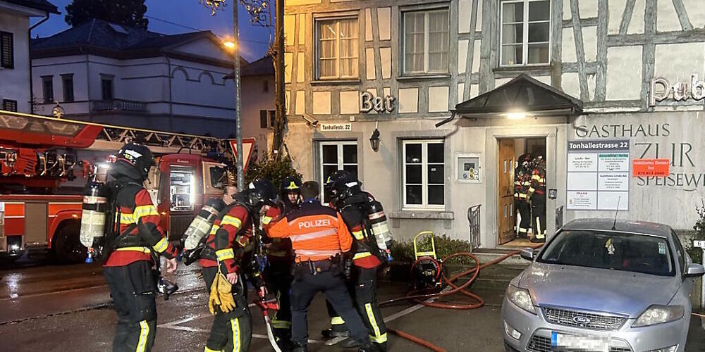 Die Feuerwehr stand gemäss der Polizei mit 32 Angehörigen im Einsatz.