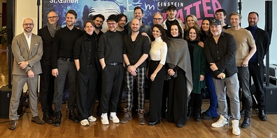 Der Cast an der Medienkonferenz, die bezeichnenderweise im Einstein stattgefunden hat 