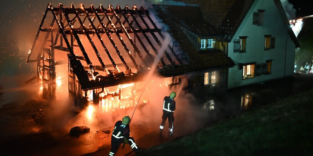 Für die Löscharbeiten wurde die Stossstrasse während rund vier Stunden gesperrt