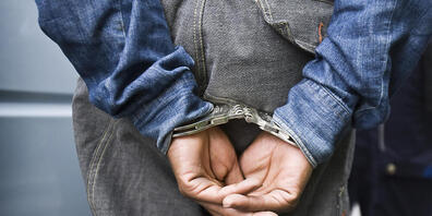 Die Kantonspolizei Aargau hat am Samstagmorgen einen 22-jährigen Mann verhaftet, der am Vortag in Rothrist AG einen 19-Jährigen mit einem Messer verletzt hatte. (Symbolbild)