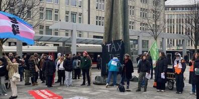 Die Kundgebung gegen Rechts begann am Samstagnachmittag auf dem Kornhausplatz in St. Gallen.