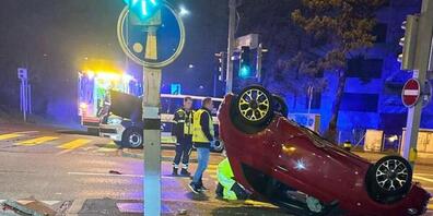 Der Heimweg vom Ausgang endete für drei Personen im Spital. Am Steuer des roten Fiat 500 sass ein 23-Jähriger.
