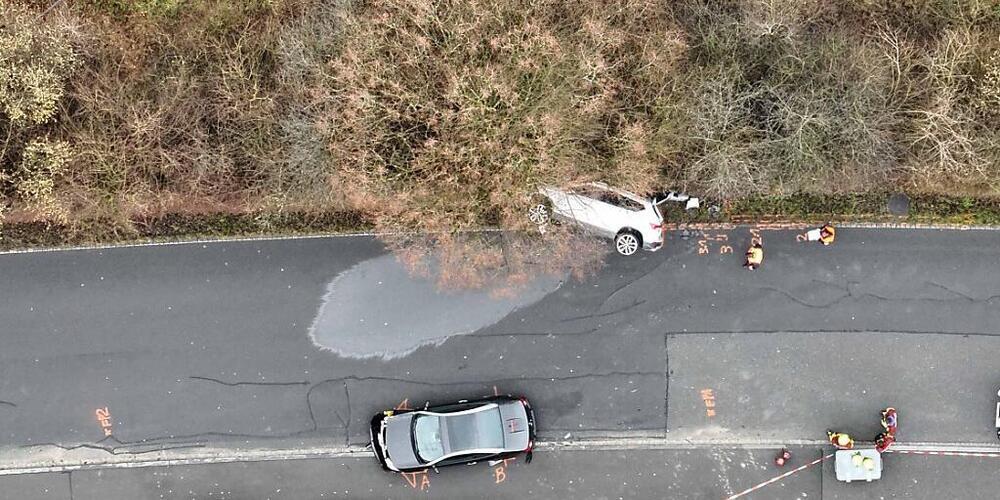 Der Wagen eines 63-Jährigen prallte in die Fahrzeugseite einer 37-jährigen Lenkerin - deren Auto kippte daraufhin auf die Seite.
