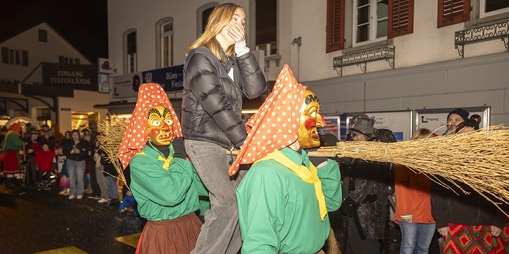 Siebnen stand am Wochenende drei Tage lang im Zeichen der Holzlarven.